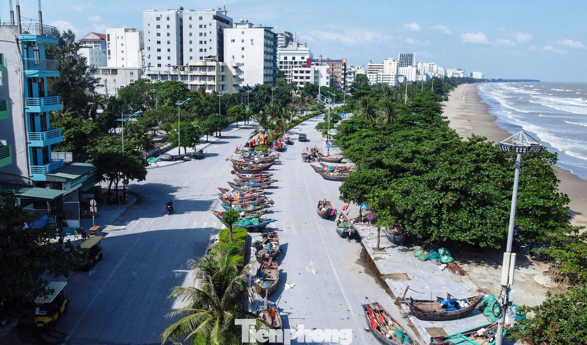 Theo ghi nhận, dọc tuyến đường Hồ Xuân Hương giờ trở thành bãi tránh bão cho các tàu thuyền đi biển của người dân.