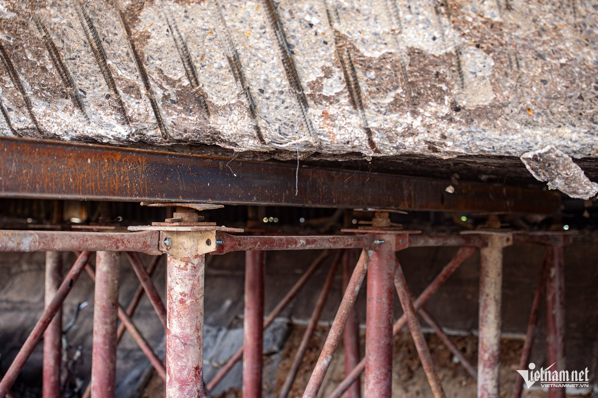 Trụ này được đặt cách đáy dầm khoảng 5-10cm, không tỳ trực tiếp vào dầm, nhằm tránh thay đổi sơ đồ chịu lực. Đây là biện pháp tạm thời nhằm giám sát biến dạng kết cấu và phòng ngừa rủi ro cho cầu trong khi chờ đánh giá toàn diện và phương án xử lý dài hạn.