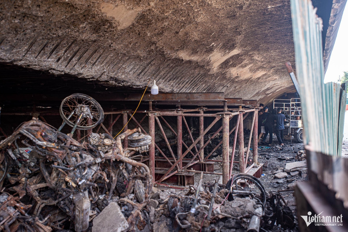 Lực lượng chức năng đang tiến hành di chuyển các phương tiện ra khỏi khu vực gầm cầu.