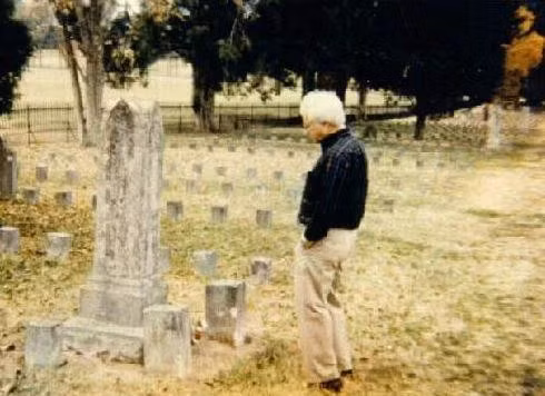 10. Bóng Ma Khoác Áo Lính: Một người thăm nghĩa trang Liên bang gần biệt thự Carnton (Tennessee) đã tình cờ ghi lại hình ảnh lờ mờ của một người đàn ông trong quân phục – được xác định là trang phục của quân đội Liên bang thời Nội chiến Mỹ.