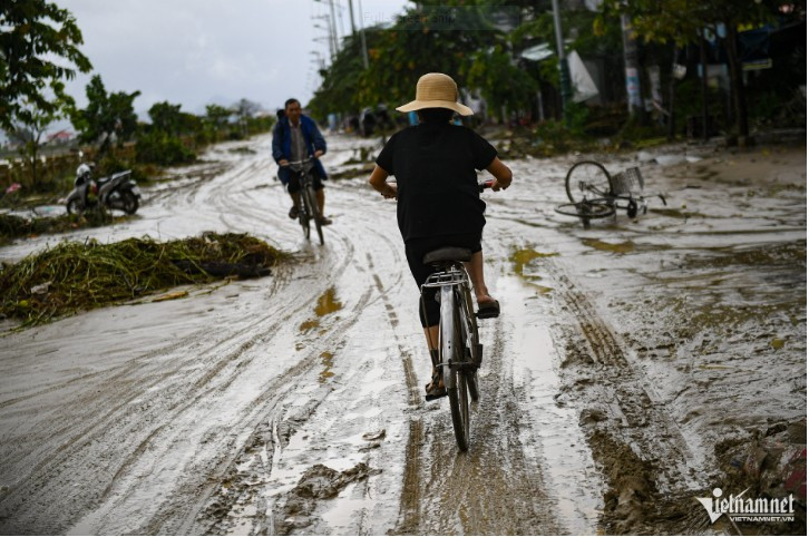 Tại xã Diên Khánh (Khánh Hòa), các tuyến đường dọc sông Cái bị bùn phủ dày khoảng 20cm, nhiều đồ dùng sinh hoạt như tủ, bàn ghế nằm ngổn ngang, gây khó khăn cho việc đi lại.