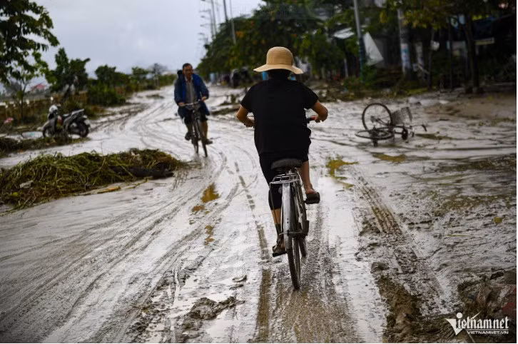 Tại xã Diên Khánh (Khánh Hòa), các tuyến đường dọc sông Cái bị bùn phủ dày khoảng 20cm, nhiều đồ dùng sinh hoạt như tủ, bàn ghế nằm ngổn ngang, gây khó khăn cho việc đi lại.