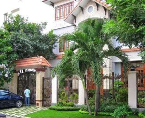 Theo quan niệm dân gian, cây cau với dáng vẻ thanh thoát, cao ráo, không che chắn tầm nhìn hay dòng khí lưu thông vào nhà, giúp giữ lại nguồn sinh khí tốt, mang đến sự thịnh vượng và bình an cho gia đình.