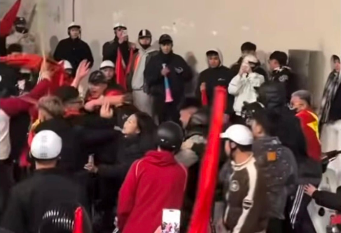 Hình ảnh cắt từ clip ghi lại cảnh nhóm thanh niên đang hành hung một nam giới được cho là bạn trai của cô gái bị sàm sỡ. Ảnh cắt từ clip