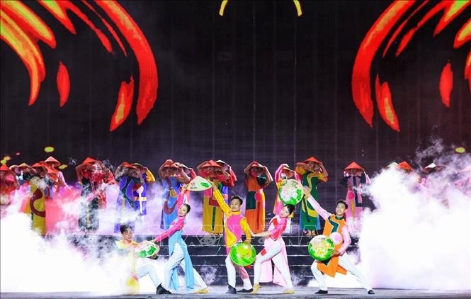 Tiết mục nghệ &quot;Việt Nam gấm hoa&quot; mở màn cho chương trình nghệ thuật. Ảnh: Tuấn Anh/TTXVN
