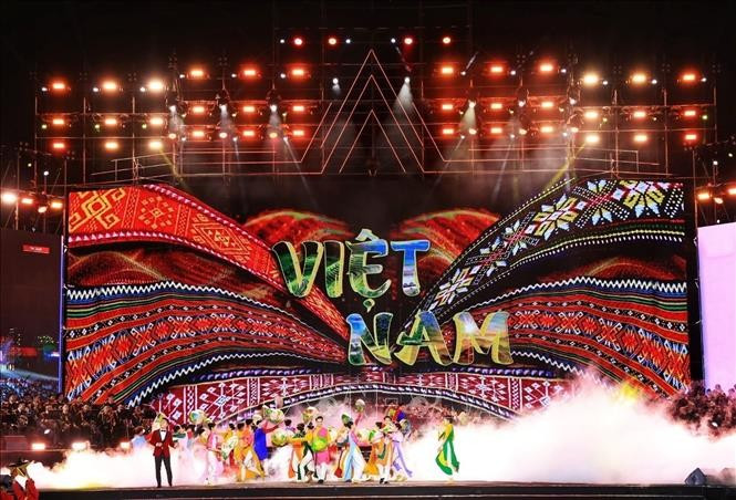 Tiết mục nghệ &quot;Việt Nam gấm hoa&quot; mở màn cho chương trình nghệ thuật tại điểm cầu Quảng trường Ba Đình (Hà Nội). Ảnh: Tuấn Anh/TTXVN