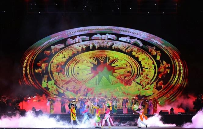 Tiết mục văn nghệ với chủ đề &quot;Lời ru mở đất&quot;. Ảnh: Tuấn Anh/TTXVN