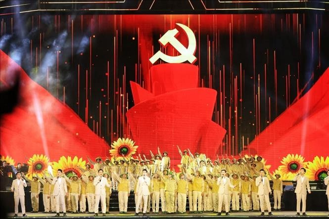 Tiết mục văn nghệ &quot;Lá cờ Đảng&quot;. Ảnh: Tuấn Anh/TTXVN