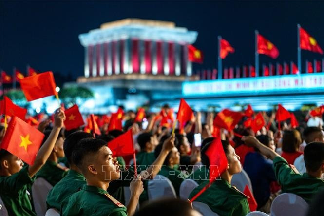 Khán giả dự Chương trình chính luận nghệ thuật tại Quảng trường Ba Đình. Ảnh: Phạm Tuấn Anh/TTXVN