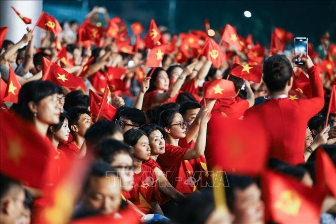 Đông đảo người dân đến thưởng thức chương trình nghệ thuật tại điểm cầu Quảng trường Ba Đình (Hà Nội). Ảnh: Phạm Tuấn Anh/TTXVN