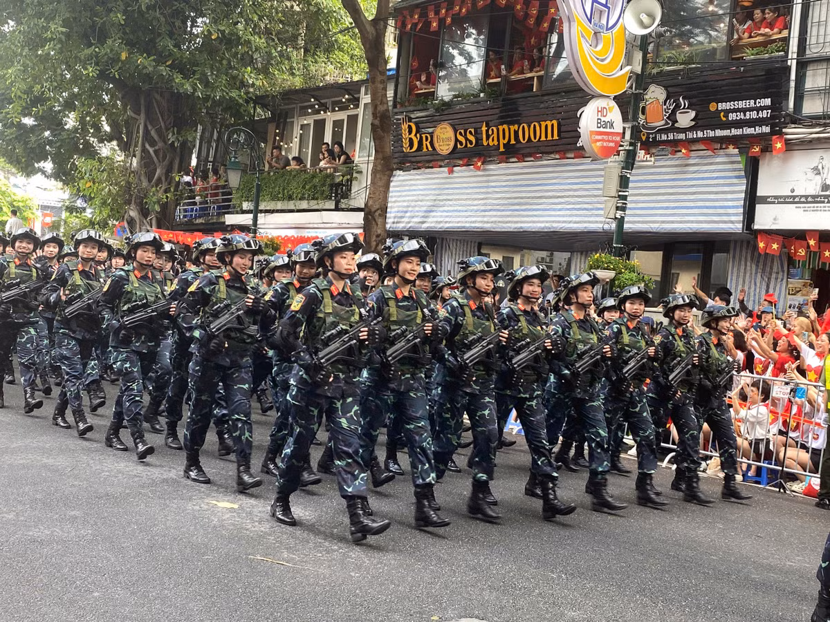 Trong ảnh là khối nữ chiến sĩ Biệt động gồm những cán bộ, chiến sĩ thuộc lực lượng vũ trang các địa phương Quân khu 7, Quân khu 4 và các đơn vị, nhà trường phía Nam.