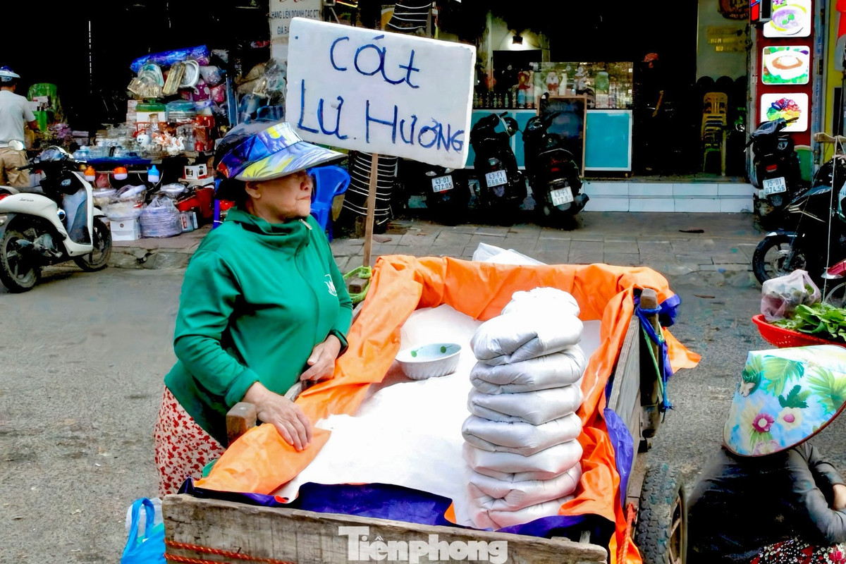 Bà Hoa thu về hàng triệu đồng mỗi ngày từ nghề bán cát lư hương.