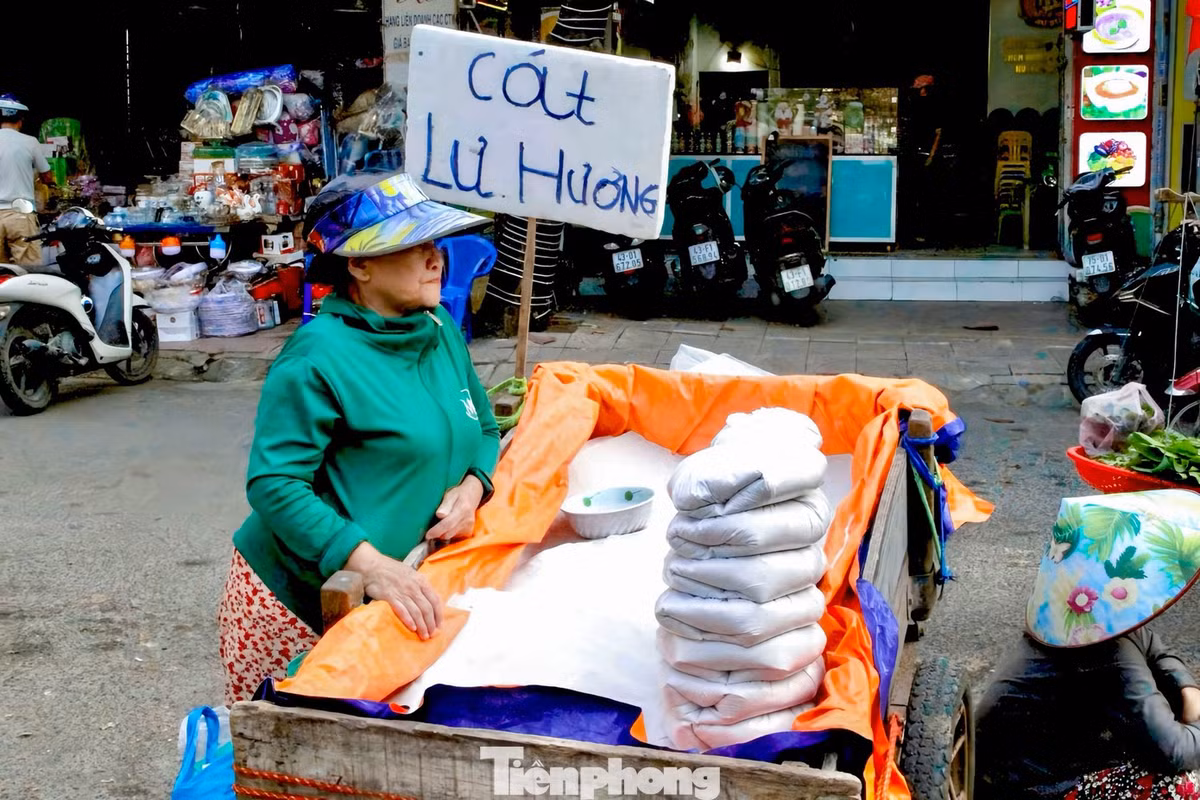 Bà Hoa thu về hàng triệu đồng mỗi ngày từ nghề bán cát lư hương.