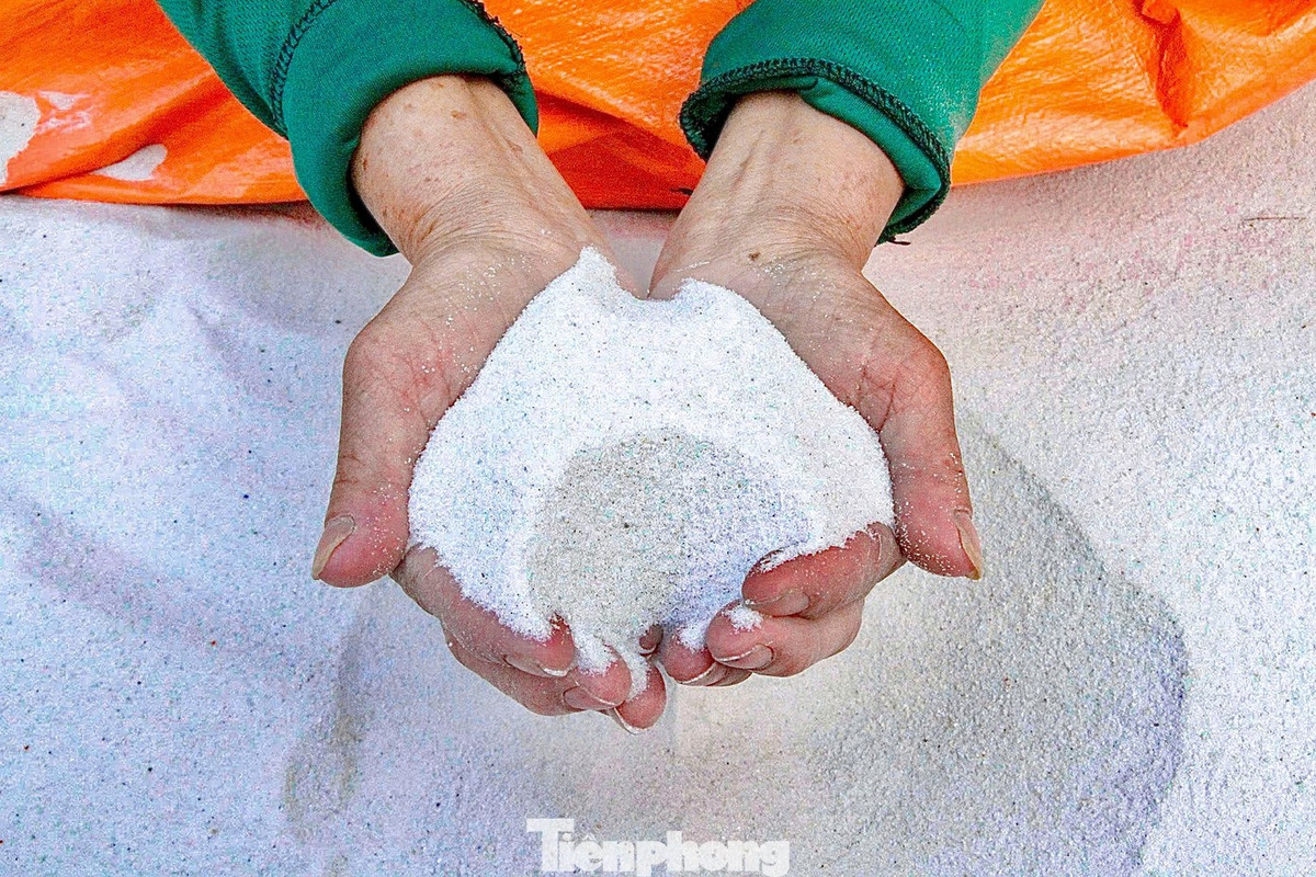 Cát lư hương được người bán sàng lọc kỹ lưỡng trước khi đưa ra thị trường.