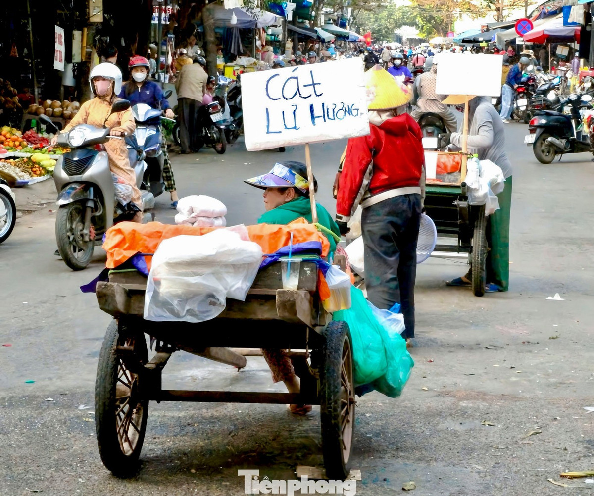 Nghề bán cát lư hương nhộn nhịp những ngày giáp Tết. Ảnh: Duy Quốc.