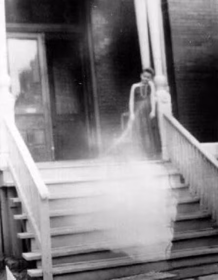 8. Dáng Hình Tâm Tưởng: Chụp năm 1959 bằng máy ảnh Polaroid tại Hanover Park (Illinois), bức ảnh ghi lại một cô bé ngồi trầm ngâm. Nhưng đáng nói là làn khói trắng mờ ảo như đang phát ra từ cơ thể cô – một số người cho rằng đó chính là… linh hồn.