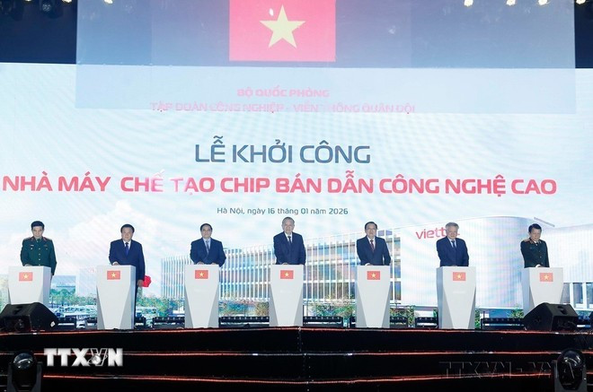Tổng Bí thư Tô Lâm và Thủ tướng Phạm Minh Chính dự Lễ khởi công Nhà máy chế tạo Chip bán dẫn công nghệ cao (Hà Nội, 16/1/2026). (Ảnh: Thống Nhất/TTXVN)