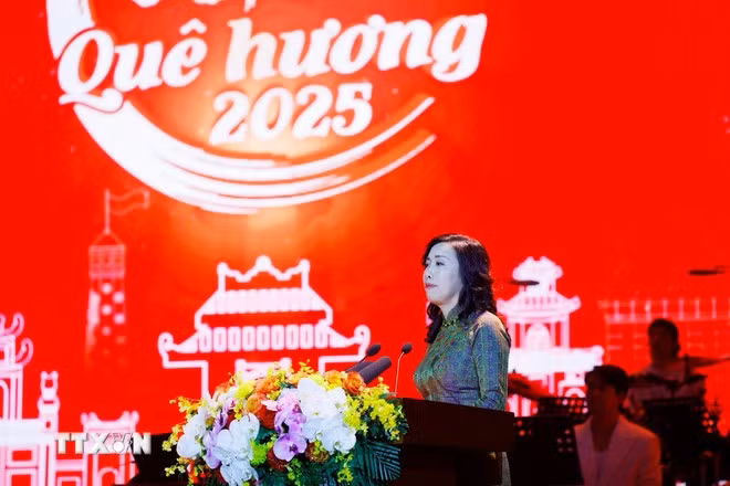 Thứ trưởng Bộ Ngoại giao Lê Thị Thu Hằng, Chủ nhiệm Ủy ban Nhà nước về người Việt Nam ở nước ngoài, phát biểu khai mạc chương trình Xuân Quê hương 2025. (Ảnh: Lâm Khánh/TTXVN)