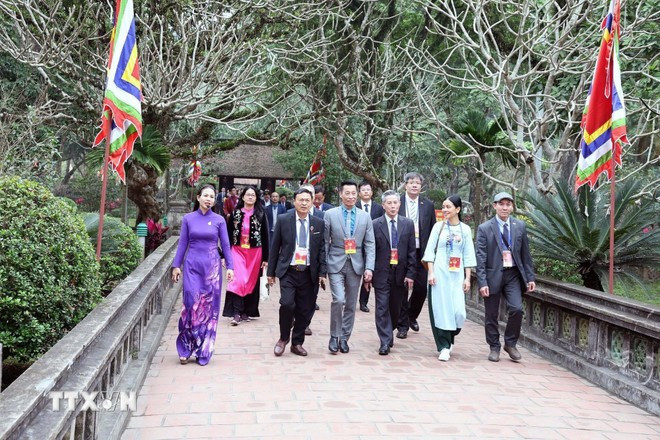 Đoàn kiều bào tham quan và dâng hương tại Khu di tích Đền thờ Vua Đinh, Vua Lê (tỉnh Ninh Bình). (Ảnh: Đại Nghĩa/TTXVN)