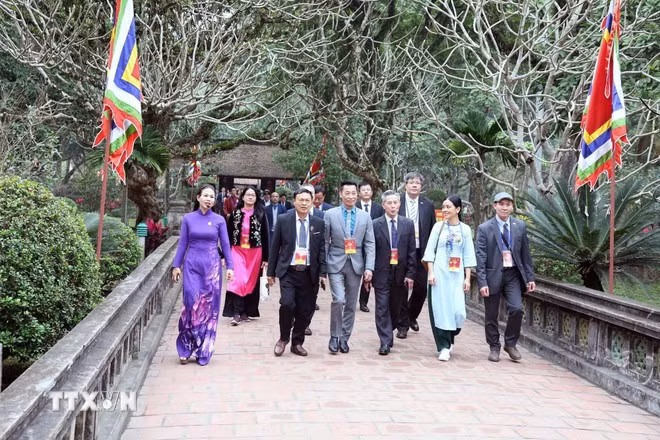 Đoàn kiều bào tham quan và dâng hương tại Khu di tích Đền thờ Vua Đinh, Vua Lê (tỉnh Ninh Bình). (Ảnh: Đại Nghĩa/TTXVN)