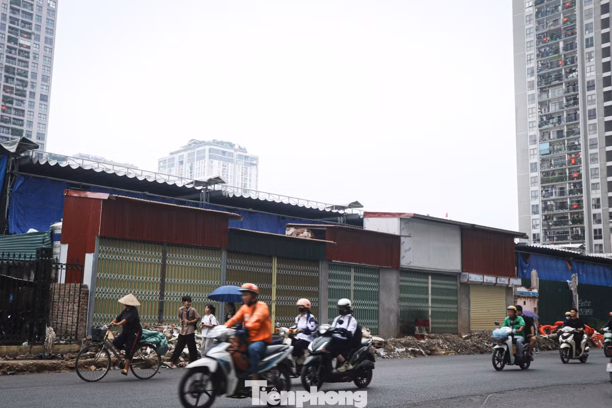 Một số công trình không đủ điều kiện vẫn tồn tại xuất hiện trên đường Nguyễn Tuân mở rộng.