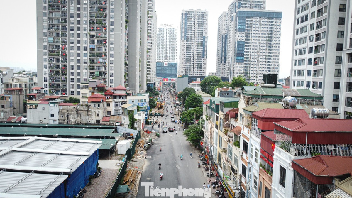 Dự án cải tạo, mở rộng đường Nguyễn Tuân có tổng mức đầu tư gần 400 tỷ đồng, chiều dài toàn tuyến 720m (nối từ đường Nguyễn Trãi đến ngõ 162 Nguyễn Tuân). Theo thiết kế, mặt cắt ngang tuyến đường được mở rộng lên 21m, bao gồm lòng đường rộng 15m và vỉa hè hai bên mỗi bên rộng 3m.