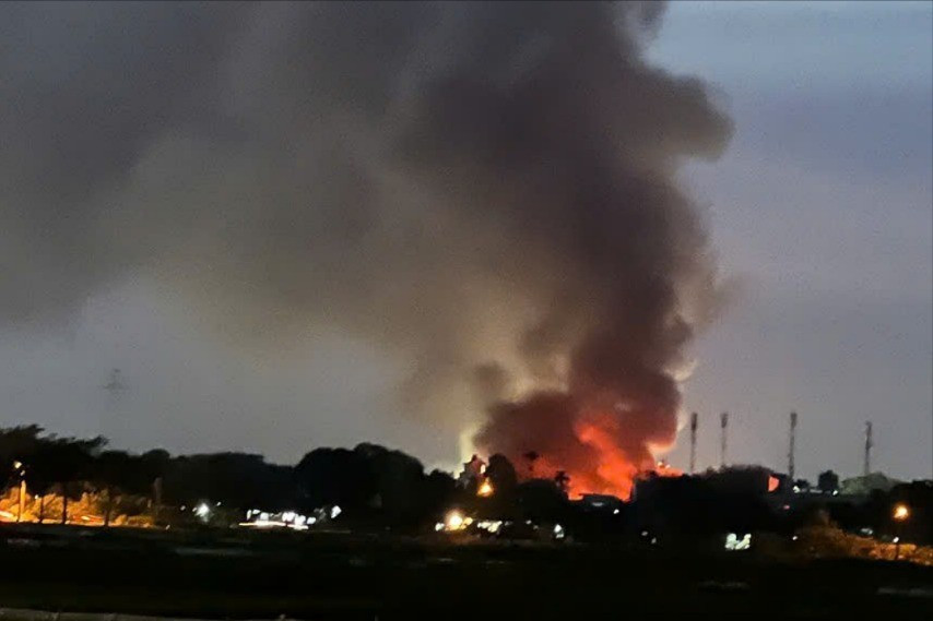 Cột khói đen cuồn cuộn bốc lên tại khu vực xảy ra hỏa hoạn.