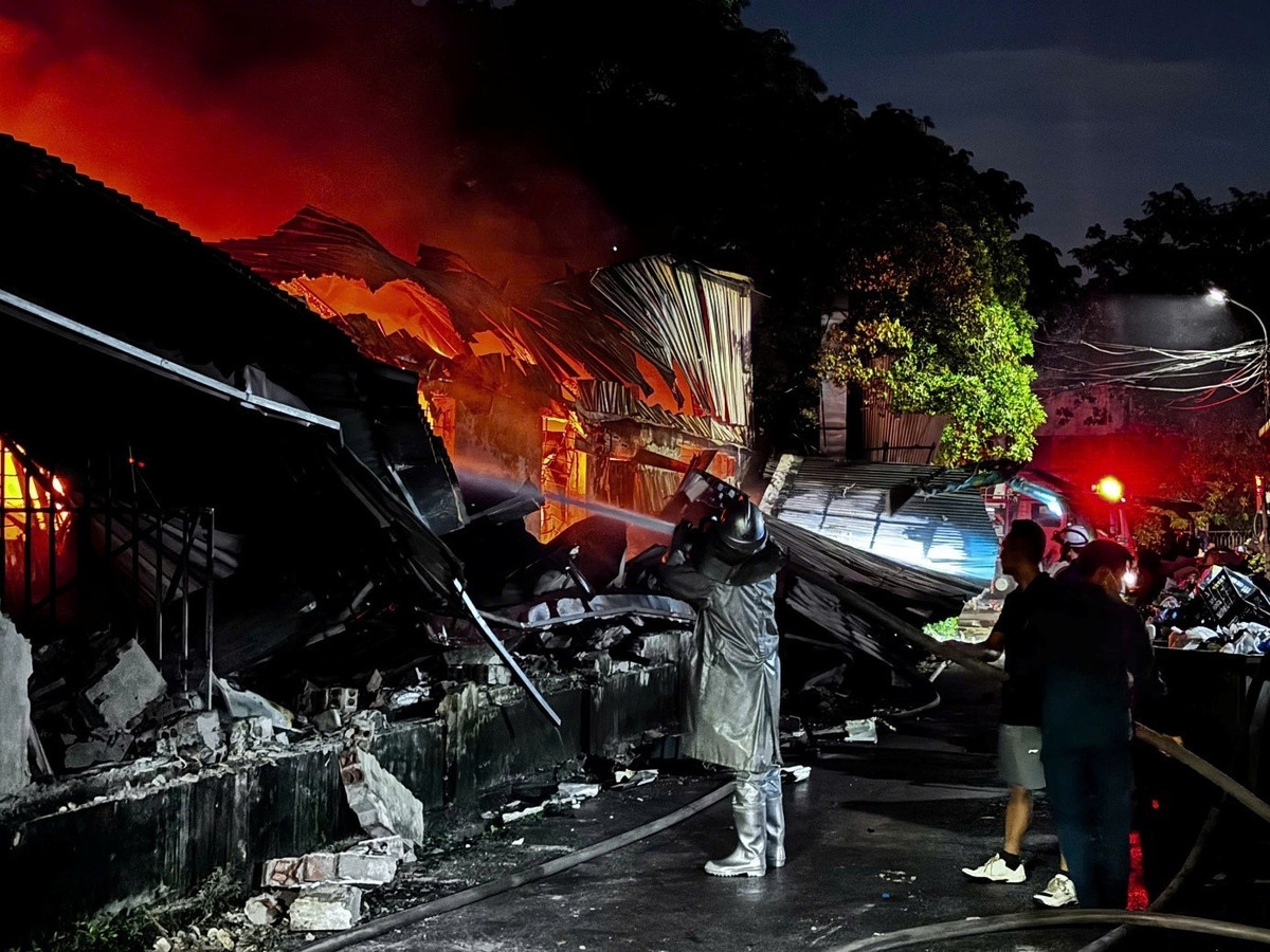 Lực lượng chức năng chữa cháy tại hiện trường.