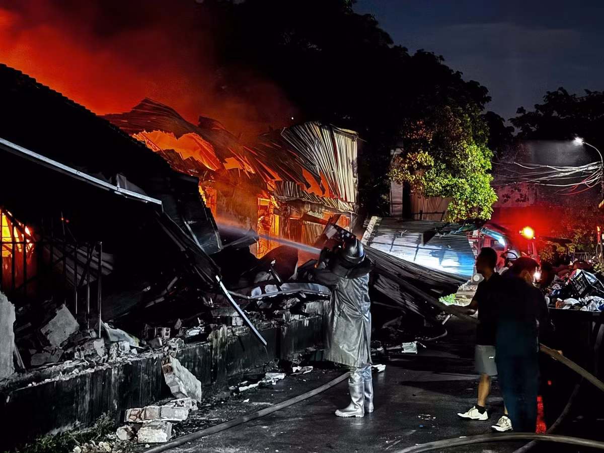 Lực lượng chức năng chữa cháy tại hiện trường.