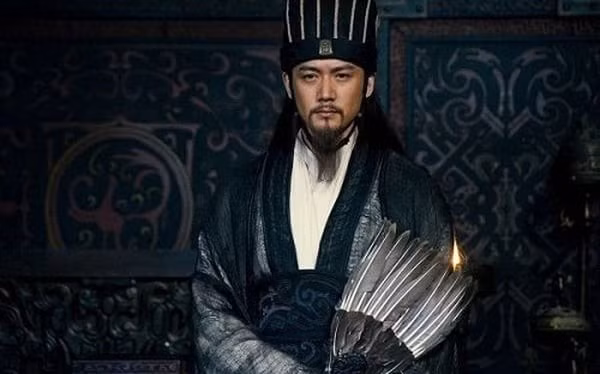  Gia Cát Lượng – nhà quân sư kiệt xuất thời Tam Quốc Gia Cát Lượng, tự Khổng Minh, là Thừa tướng nước Thục dưới trướng Lưu Bị, nổi danh là nhà chính trị – quân sự lỗi lạc, được sánh ngang Tôn Tử về mưu lược.