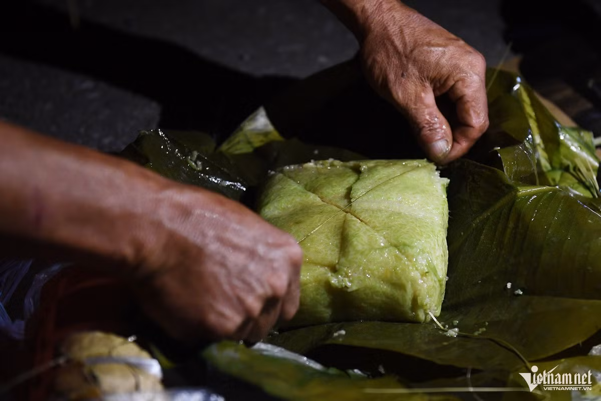 Chừng 21h, họ mới nghỉ tay cùng nhau bóc bánh chưng ăn tối vội vã bên vệ đường. Giống như các tài xế các anh cũng phải loanh quanh tại đây chờ đoạn cao tốc này hết ngập nước mới hoàn thành nhiệm vụ.