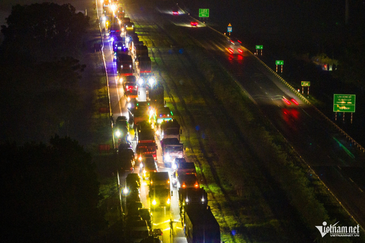 Dòng xe ùn tắc kéo dài nhiều km cả ngày lẫn đêm trên cao tốc Thái Nguyên - Hà Nội đêm 10/10. Trên toàn tuyến cao tốc này chỉ còn đoạn Km29 hướng về địa phận Thủ đô bị ngập. Mặc dù nhiều ô tô vẫn lưu thông qua được nhưng nhiều tài xế xe gầm thấp không đủ can đảm đi giống xe tải dẫn đến đường bị ùn ứ kéo dài.