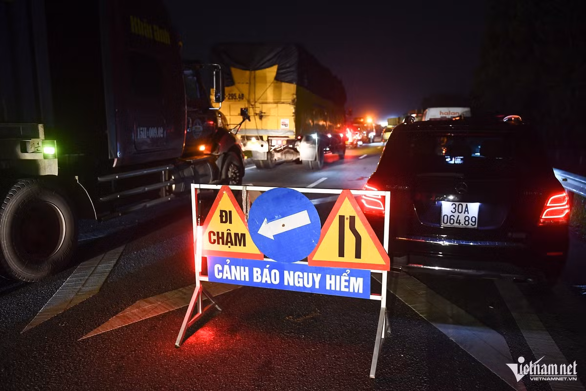 Cơ quan chức năng dựng biển cảnh báo và thu hẹp lối đi. Những người không dám lái xe qua đã dừng đỗ nhiều giờ ở một làn đường phía trong.