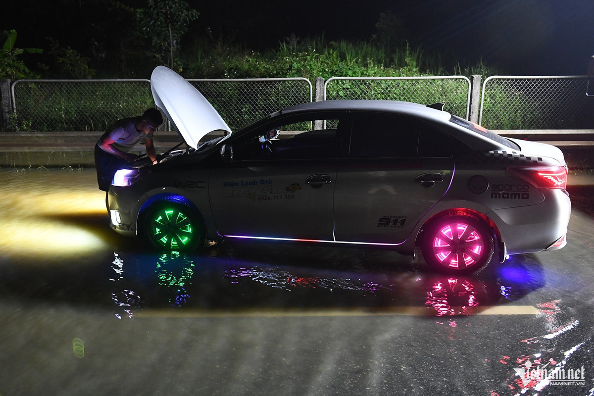 Một thanh niên dừng lại kiểm tra động cơ "xế cưng" của mình khi bắt đầu vào khu vực ngập.