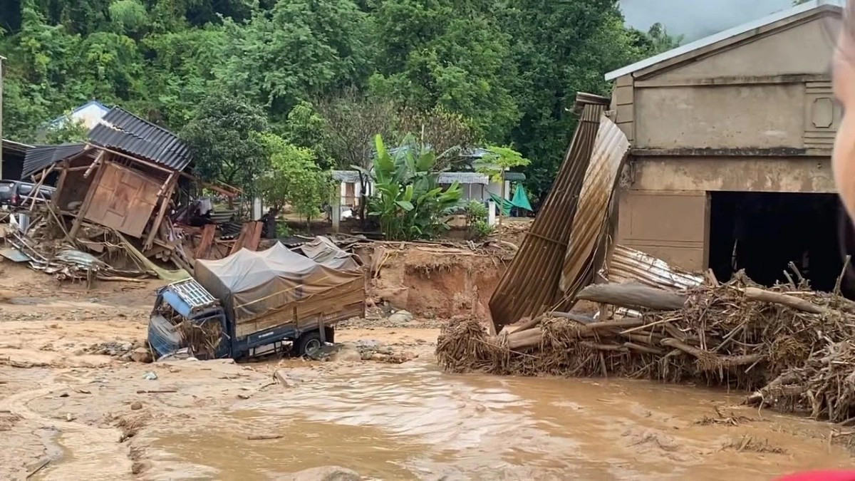 Xe ô tô bị lũ quét cuốn trôi tại xã Chiềng Sơ.