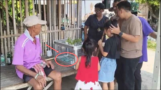 Dư luận tại tỉnh Ratchaburi, Thái Lan bất ngờ xôn xao trước thông tin một người phụ nữ địa phương bắt được một con rắn có màu xanh lam hiếm gặp. (Ảnh: Line)