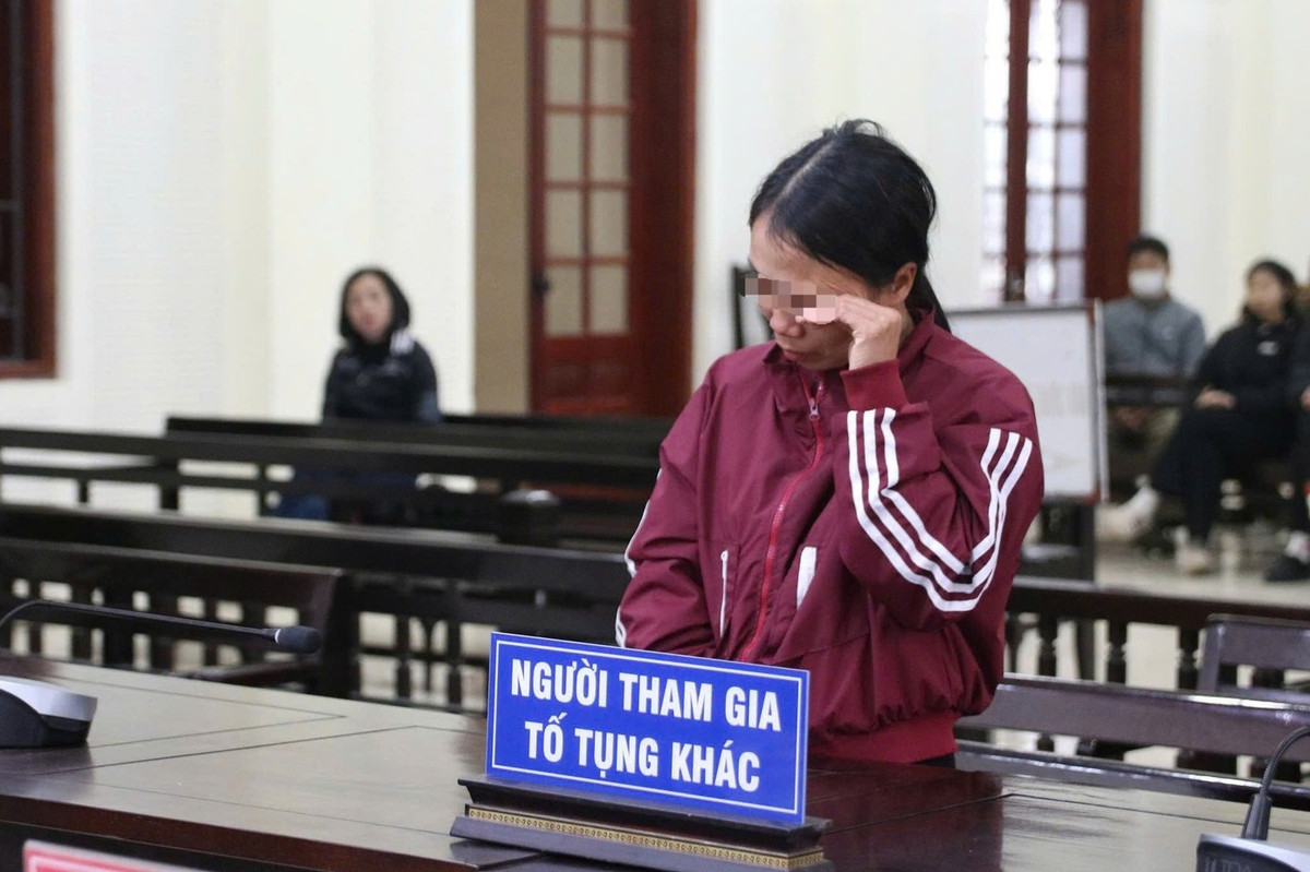 Chị P. bật khóc tại phiên tòa.