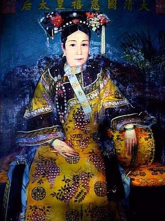 Từ Hi không biết ngoại ngữ, liền lập tức cho gọi Lý Hồng Chương đến phiên dịch. Lý Hồng Chương xem xong lại ấp úng không dám dịch thành lời, thậm chí cả mặt cũng đỏ lên.