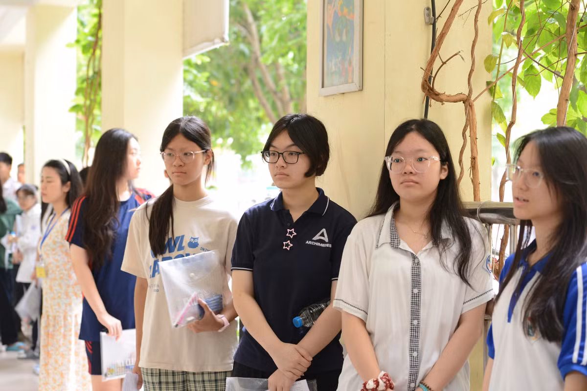 7h, giám thị gọi thí sinh bước vào phòng thi