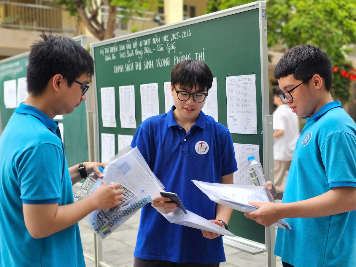 Tại điểm thi Trường THCS Dịch Vọng Hậu sáng 8/6, nhiều thí sinh vẫn tranh thủ &apos;lướt nhanh&apos; công thức Toán học trước giờ G.