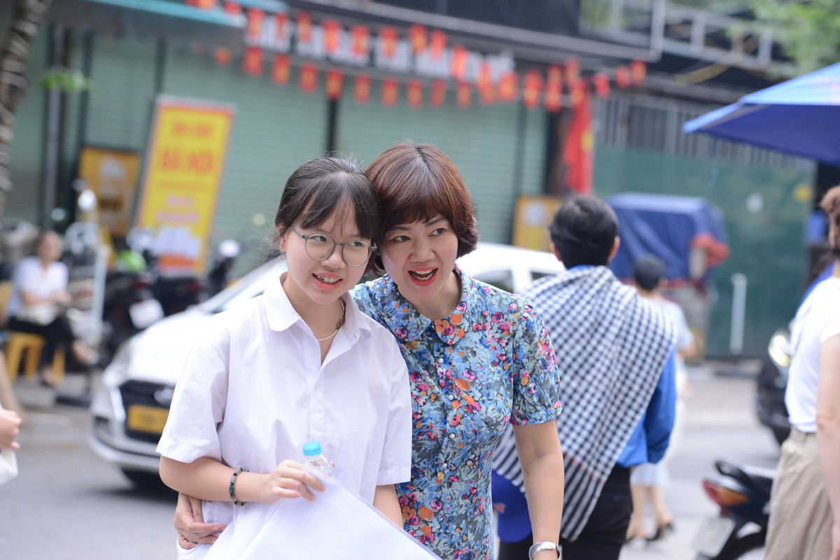 6h sáng, cổng Trường THCS Dịch Vọng Hậu đã nhộn nhịp thí sinh và phụ huynh đến điểm thi để thi môn cuối cùng.