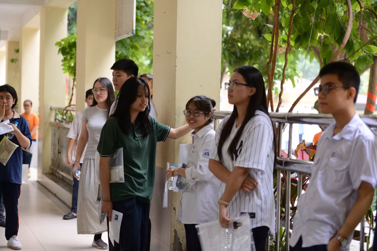 Trong khi đó, cũng tại điểm thi này, một thí sinh khác lại có chút lo lắng hơn với dự đoán về đề thi Toán năm nay. "Đây là năm đầu tiên chúng em thi theo chương trình Giáo dục phổ thông mới. Đề Ngữ văn và Ngoại ngữ có vẻ dễ hơn mọi năm, nên em lo đề Toán sẽ "đánh đố" học sinh để phân loại, đặc biệt là những câu hỏi vận dụng cao có thể sẽ xuất hiện trong đề thi Toán năm 2025".