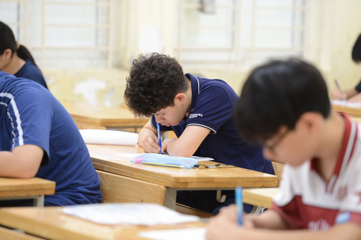 8h, thí sinh chính thức làm bài thi môn Toán trong 120 phút. So với Ngữ văn và Tiếng Anh, Toán luôn được coi là &quot;cửa ải&quot; khó nhằn nhất, đòi hỏi sự tập trung cao độ và kiến thức vững chắc.