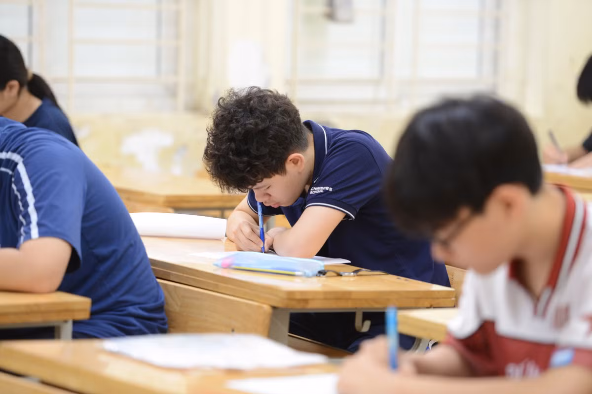 8h, thí sinh chính thức làm bài thi môn Toán trong 120 phút. So với Ngữ văn và Tiếng Anh, Toán luôn được coi là "cửa ải" khó nhằn nhất, đòi hỏi sự tập trung cao độ và kiến thức vững chắc.