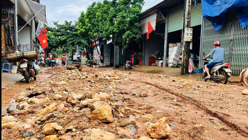 Lũ ống kéo theo đất đá lấp đường tại xã Nậm Ty, Sơn La