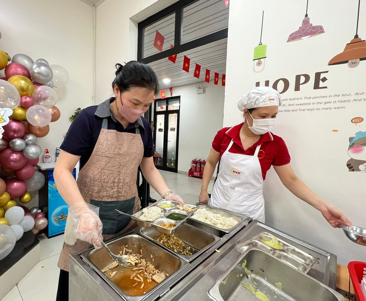 Phụ huynh học sinh cho rằng, cần tăng cường giám sát chất lượng bữa ăn bán trú và quy trách nhiệm cụ thể nếu có sự cố xảy ra.