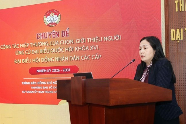Đồng chí Nông Thị Mai Huyền, Trưởng ban Tổ chức - Kiểm tra, Cơ quan Ủy ban Trung ương MTTQ Việt Nam trình bày chuyên đề tại Hội nghị. Ảnh: MTTQ Việt Nam