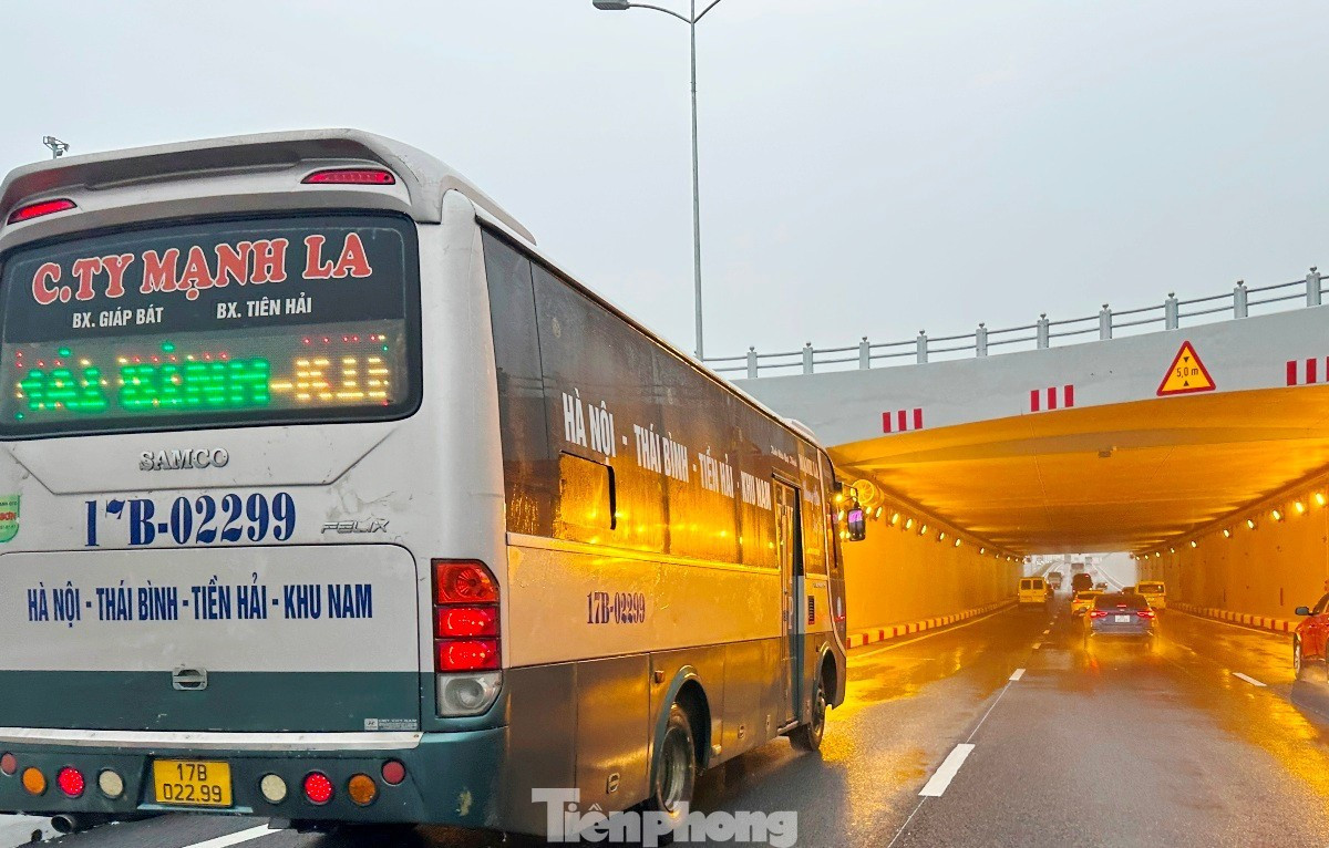Trong ngày 26/7, toàn bộ xe đi trên cao tốc Cầu Giẽ - Ninh Bình chiều Hà Nội - Ninh Bình và ngược lại được Cục Cảnh sát giao thông (CSGT) và đơn vị quản lý tuyến đường là Tổng Công ty Đầu tư phát triển đường cao tốc Việt Nam (VEC) điều tiết, phân luồng cho lưu thông qua đường hầm thông suốt, không phải đi đường tránh, đường vòng và ùn ứ như những ngày trước đó.