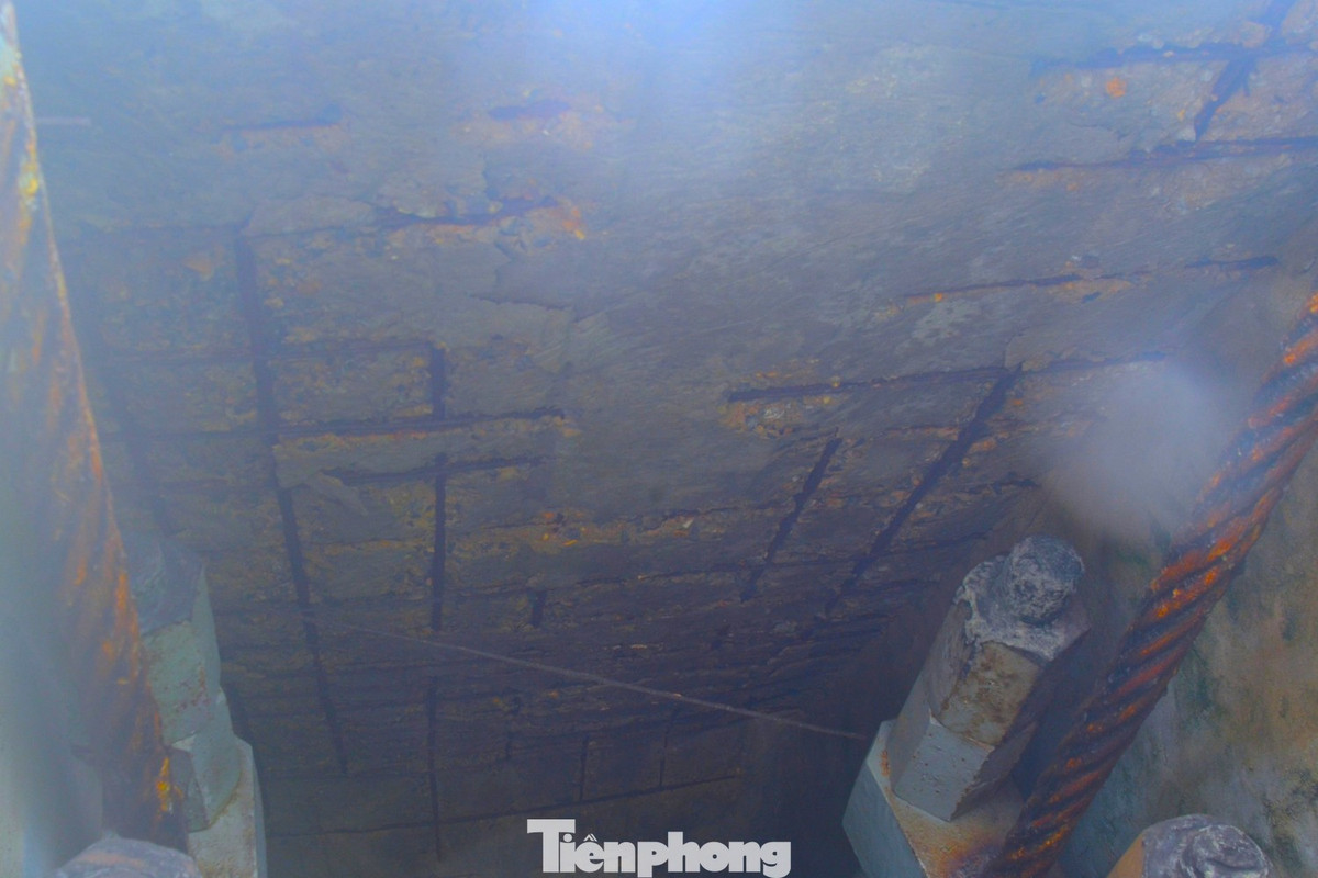 Sau nhiều năm chịu nắng mưa, kết cấu cầu đã xuống cấp nghiêm trọng, sắt thép hoen gỉ, trên cầu có nhiều vết nứt.