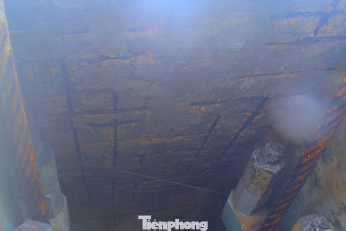 Sau nhiều năm chịu nắng mưa, kết cấu cầu đã xuống cấp nghiêm trọng, sắt thép hoen gỉ, trên cầu có nhiều vết nứt.